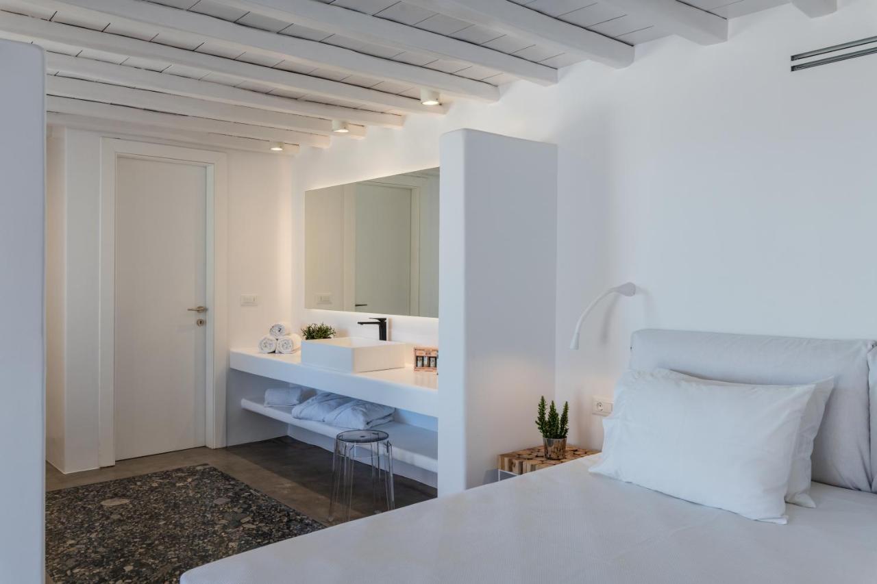 Sara Mykonos *