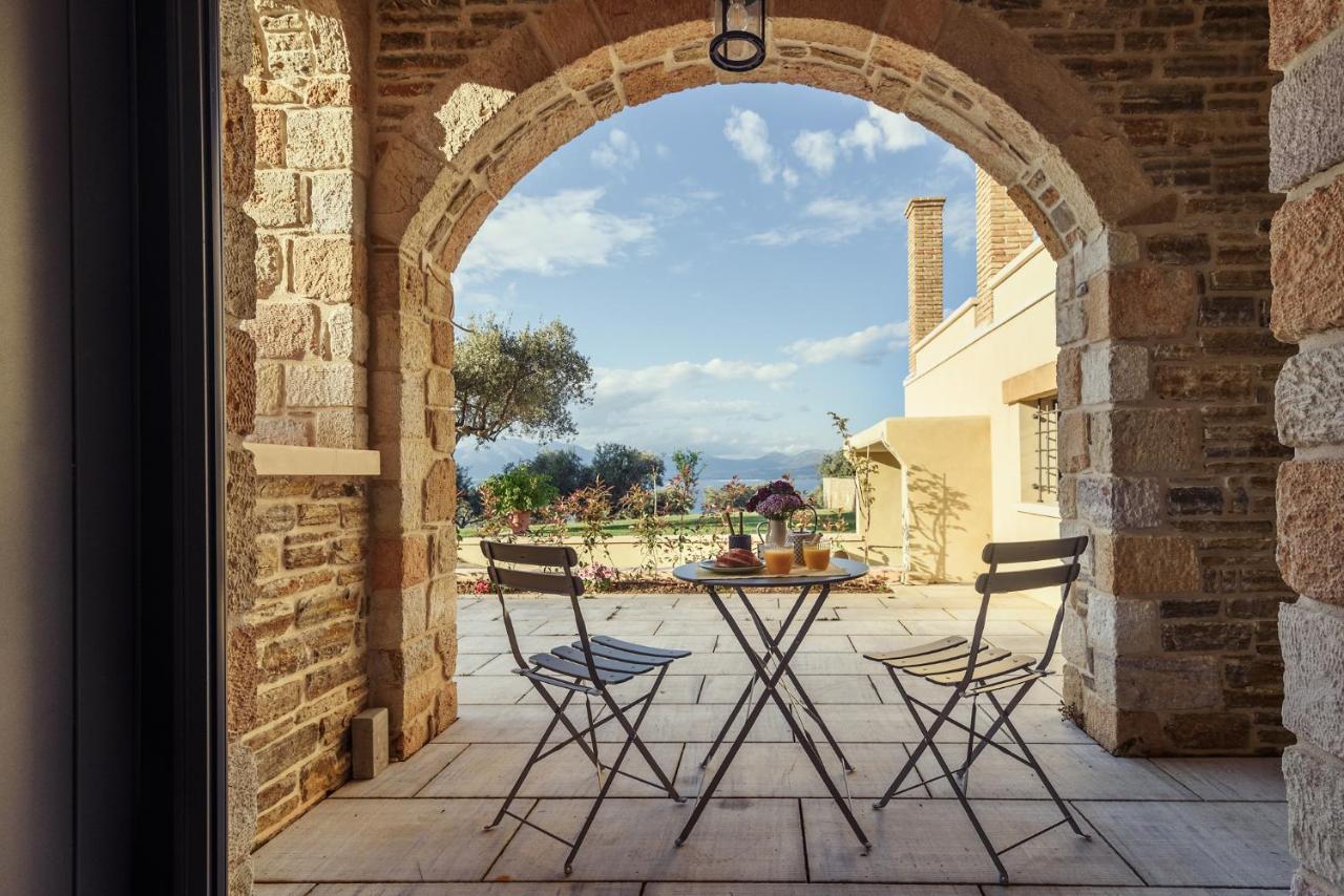 Villa / Sea View And Pool Nearby Athens *
