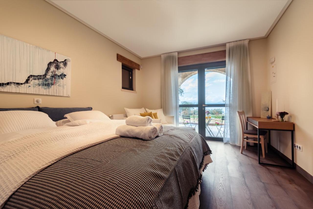 Villa / Sea View And Pool Nearby Athens *