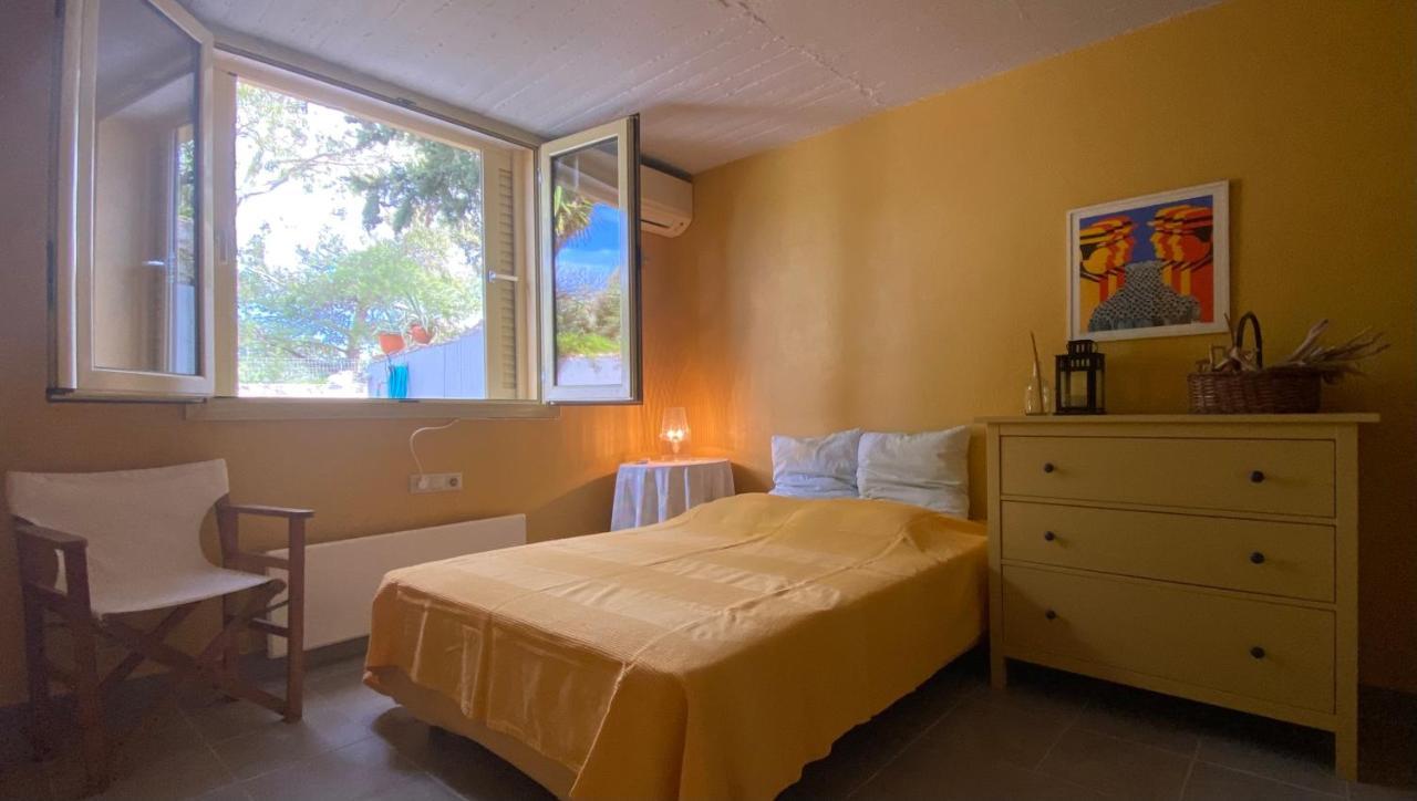 With Swimming Pool And Tennis/basketball Court Holiday home *