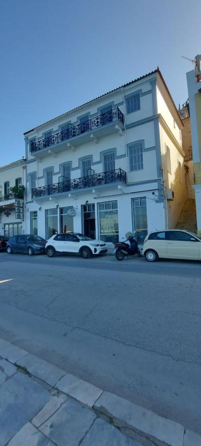 Leonidas Hotel