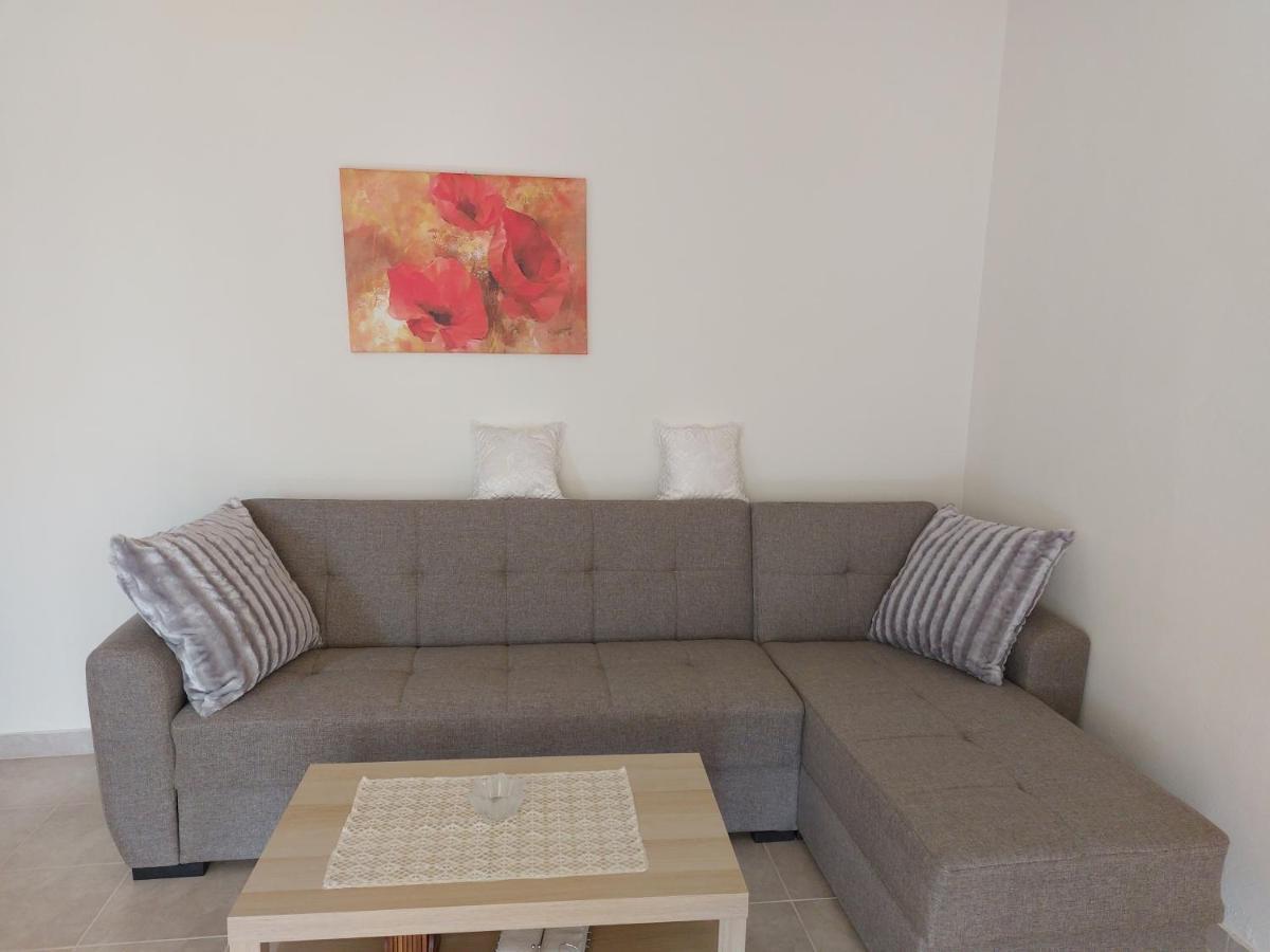 Theos Apartment *