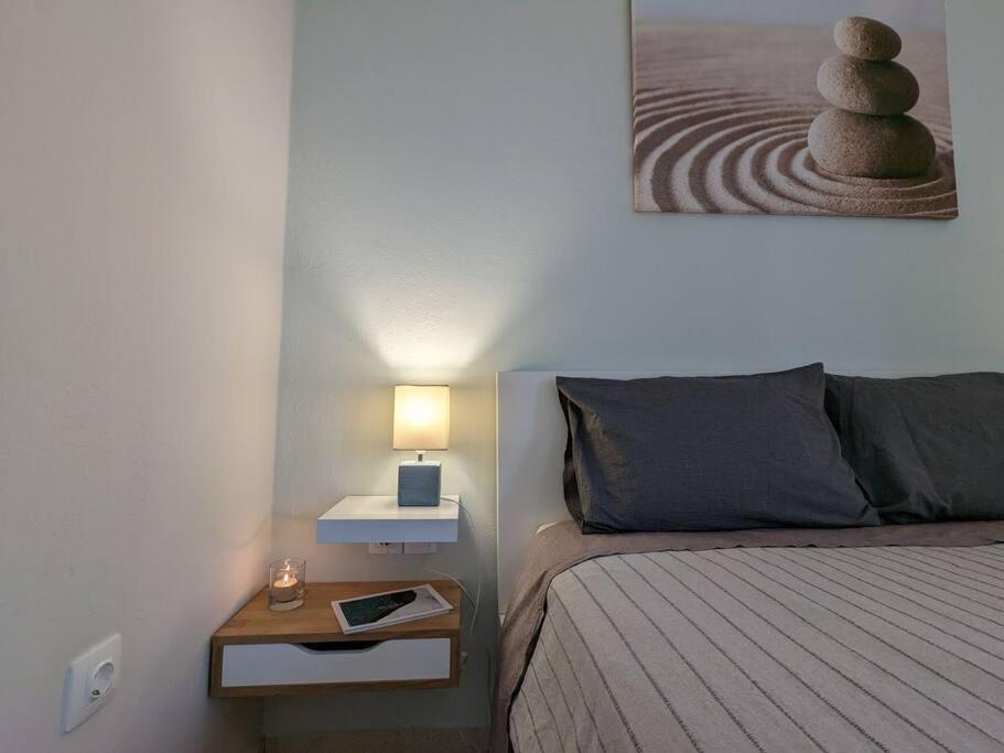 Apartment Comfortable 2-bedroom With Balcony & Port View