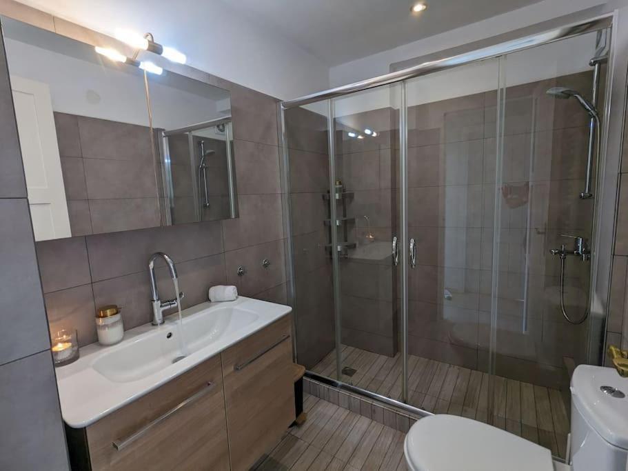 Comfortable 2-bedroom With Balcony & Port View Adamantas (Milos)
