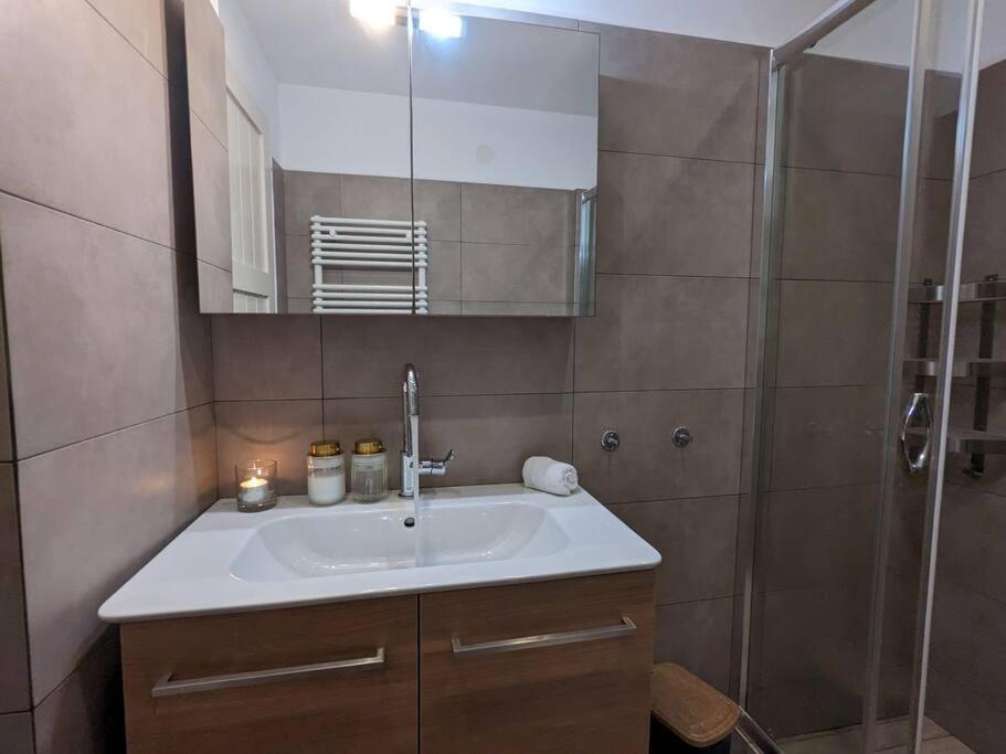 Comfortable 2-bedroom With Balcony & Port View Apartment *