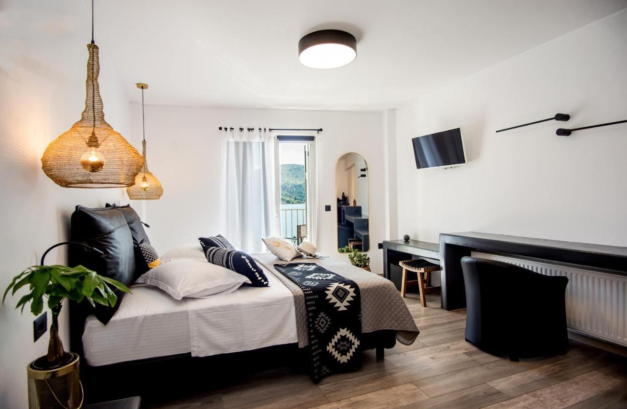 A & B Minimal ιι With Sea View In Apartment