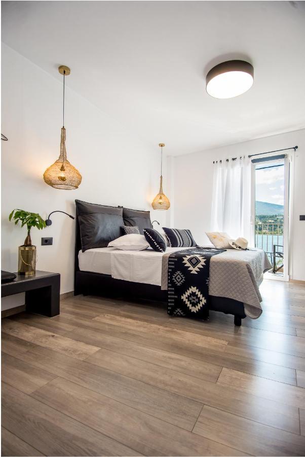 A & B Minimal ιι With Sea View In Apartment *