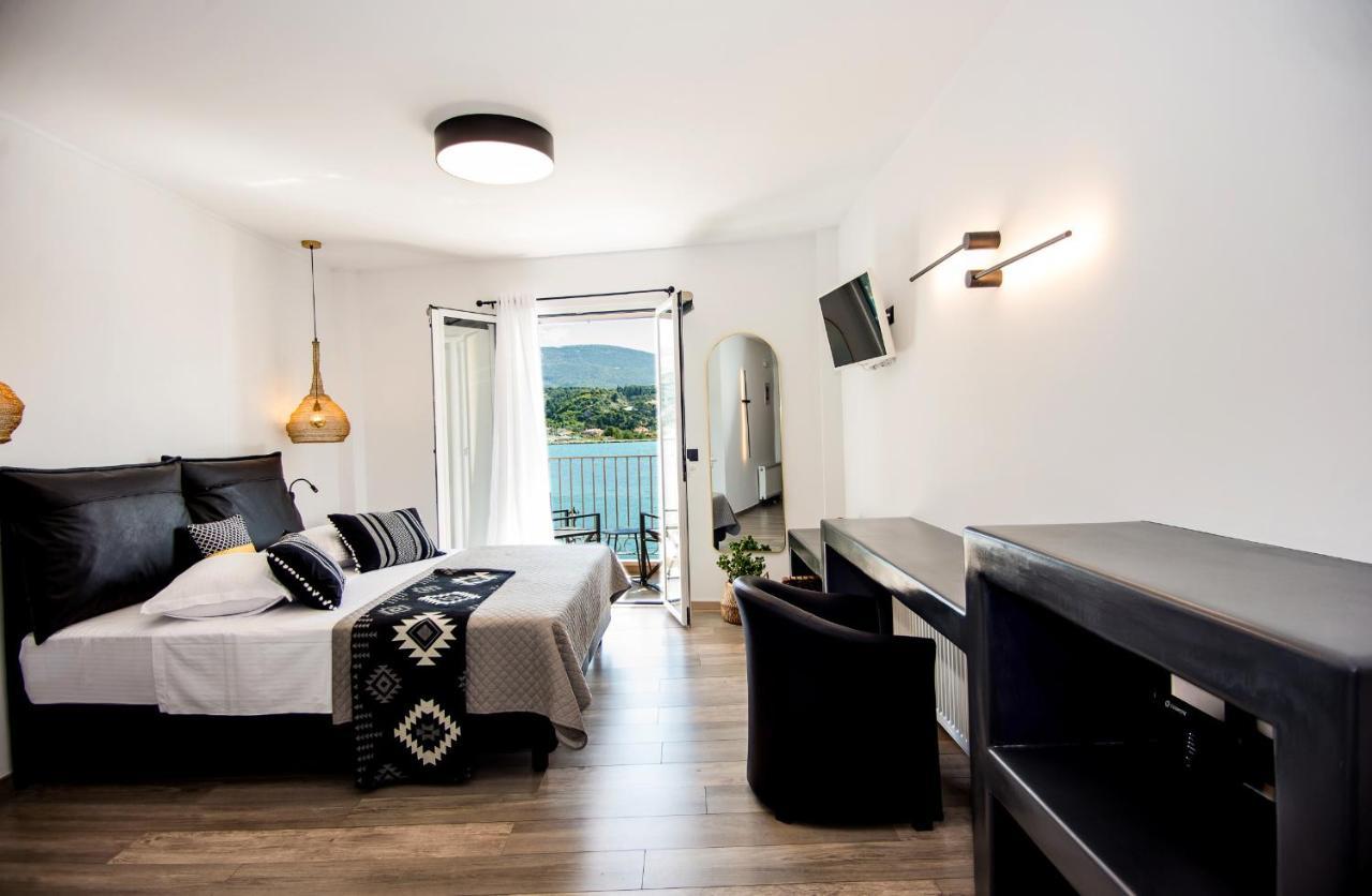 A & B Minimal ιι With Sea View In Apartment *