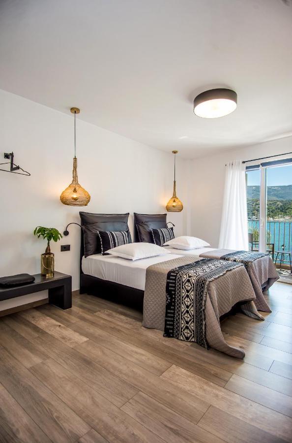 A & B Minimal ιι With Sea View In Apartment *