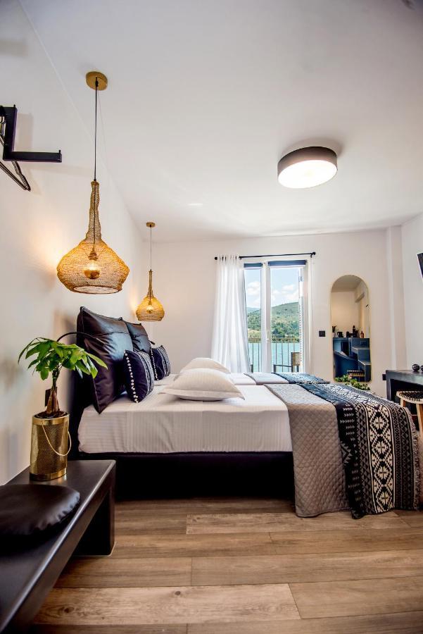 A & B Minimal ιι With Sea View In Apartment