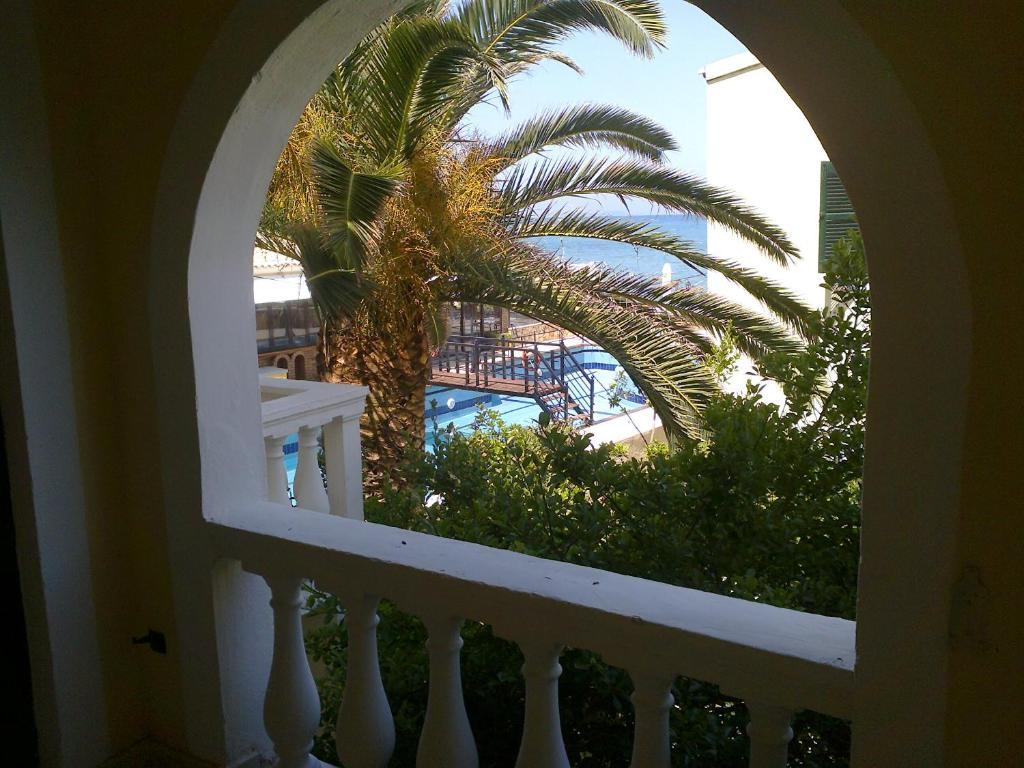 Front Salvanos Aparthotel