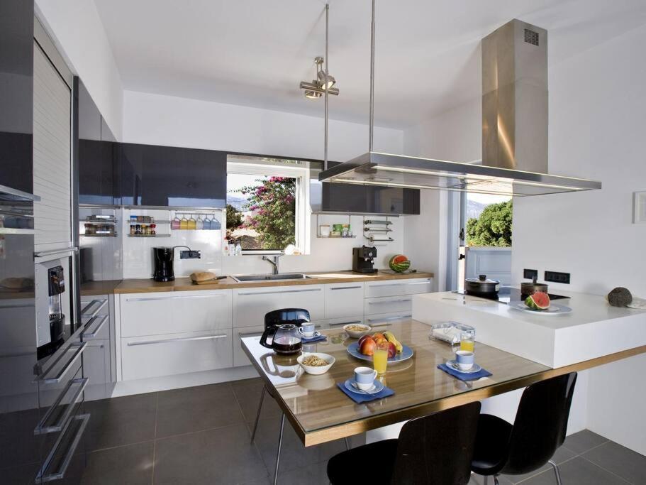 Villa Beachfront Thesseus
