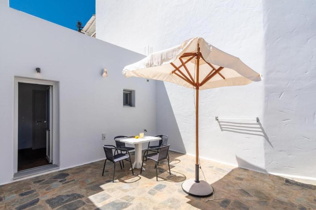 Island Dreams * Adamantas (Milos)