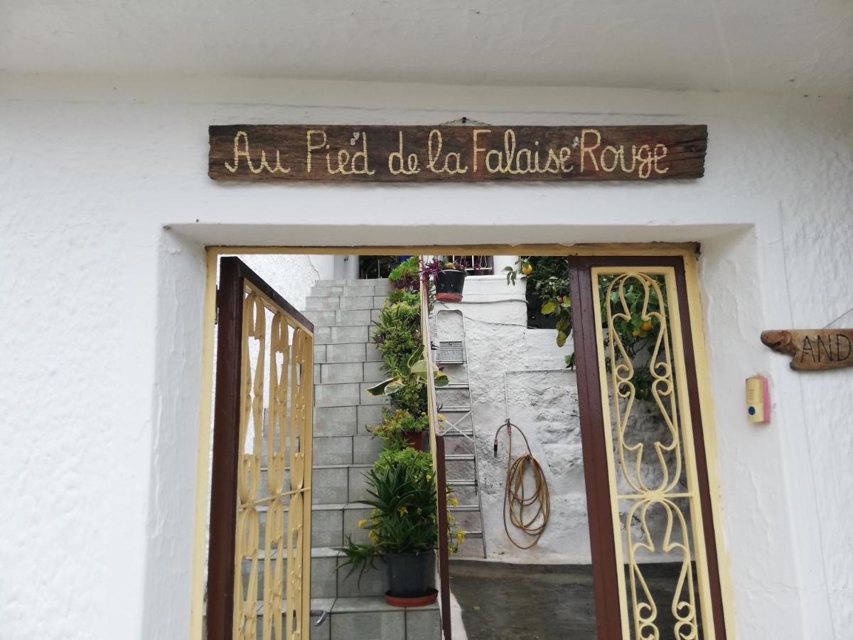 Au Pied De La Falaise Rouge *