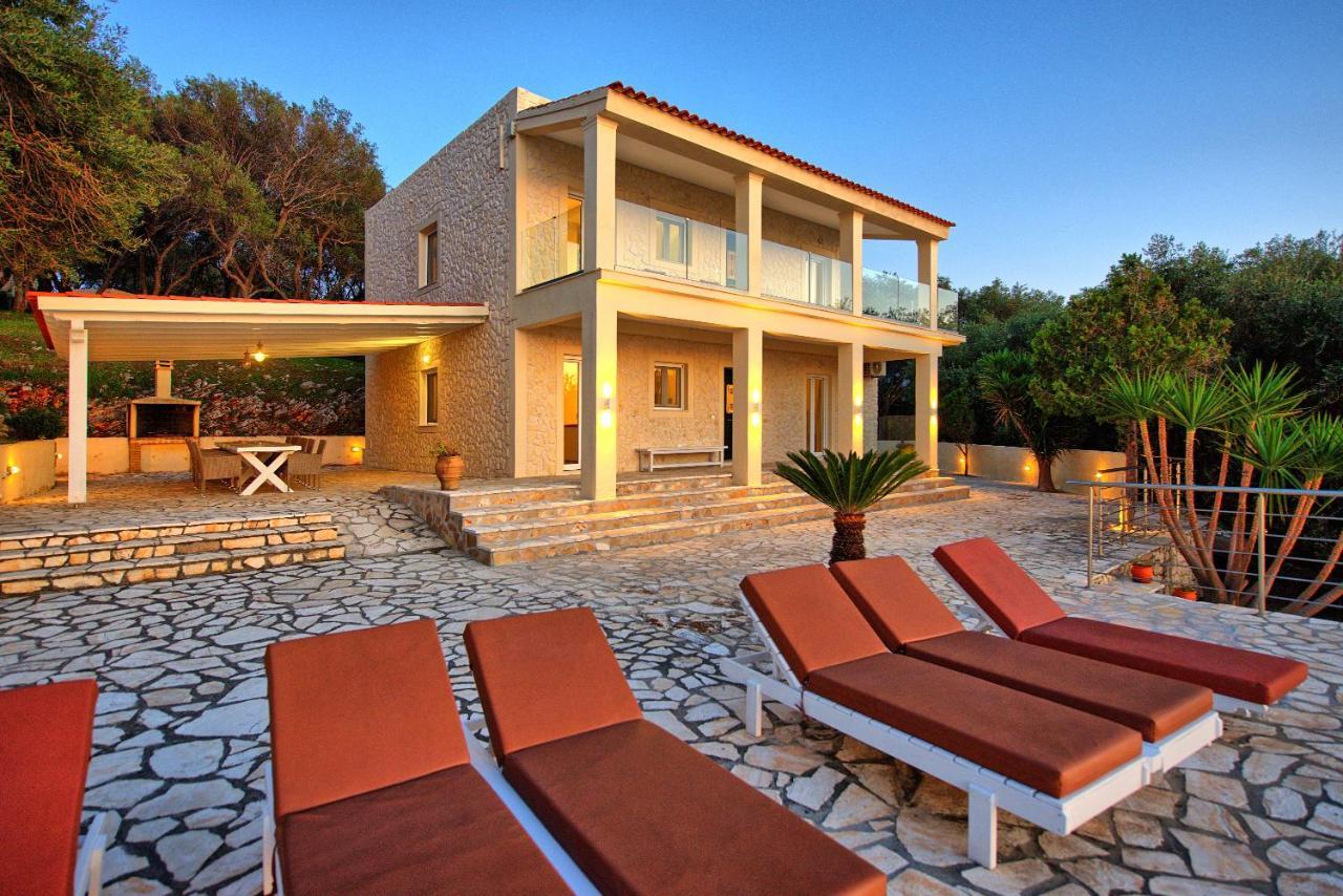 Beachfront Seasun By Posarellivillas Villa *