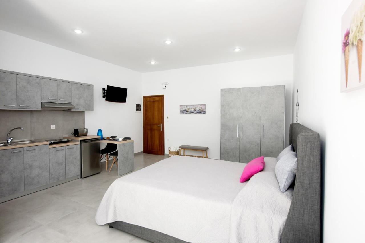 Maria Studios & Apartment