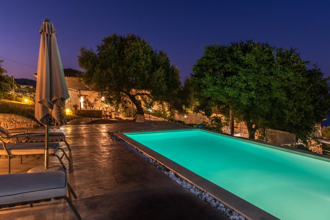 Yiameli With Private Pool Skinaria