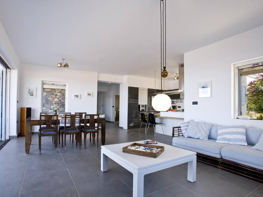Beachfront Thesseus Villa *