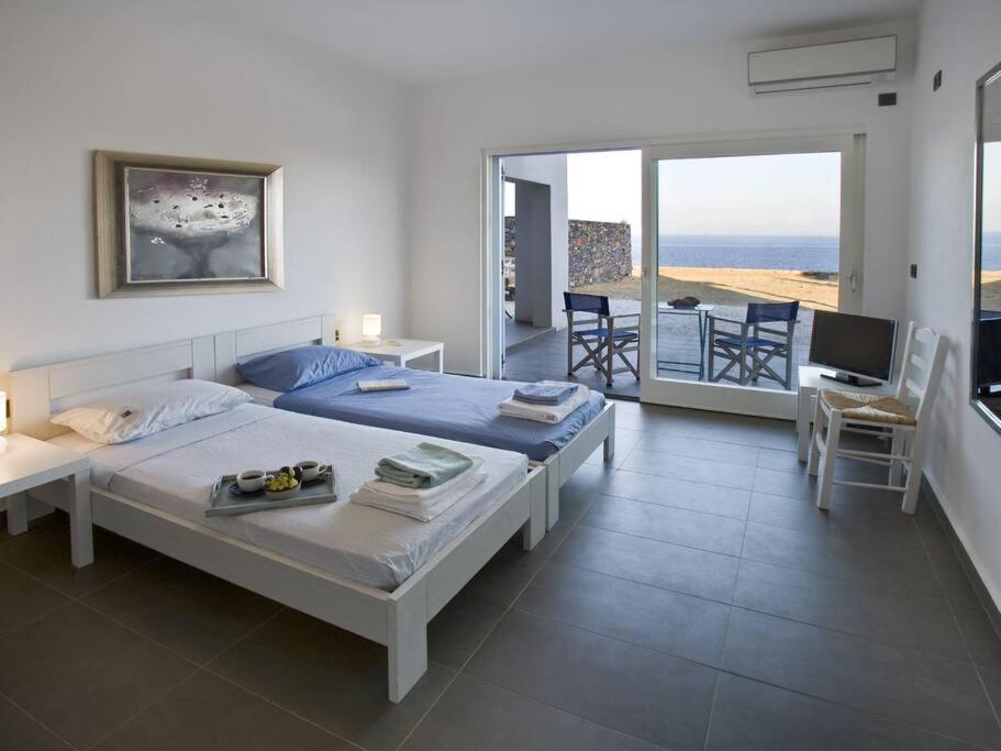 Beachfront Thesseus Villa *
