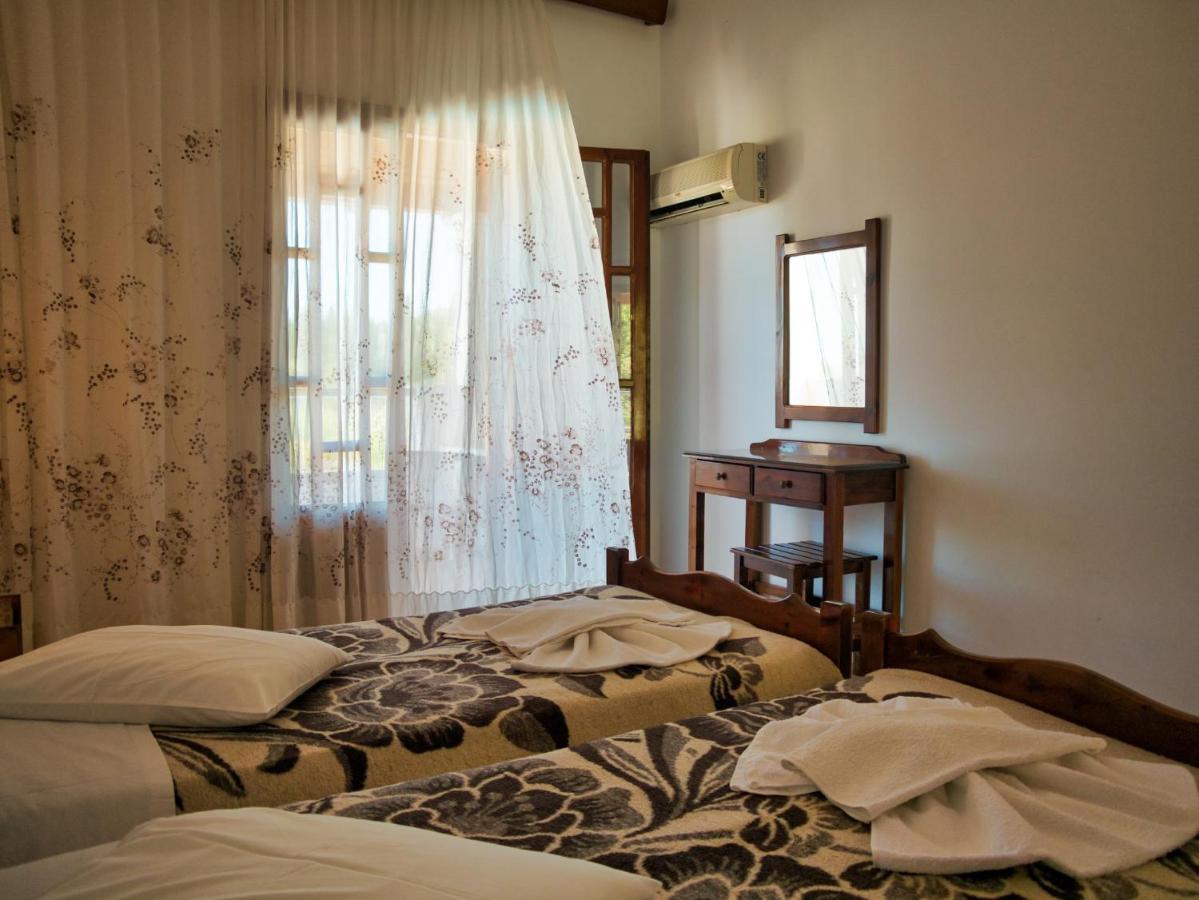 Tria Adelphia Arillas (Corfu)