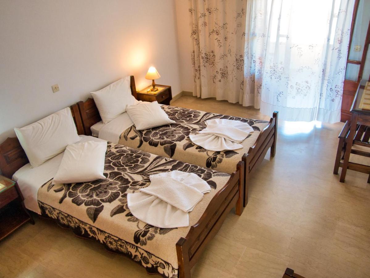 Tria Adelphia 2*