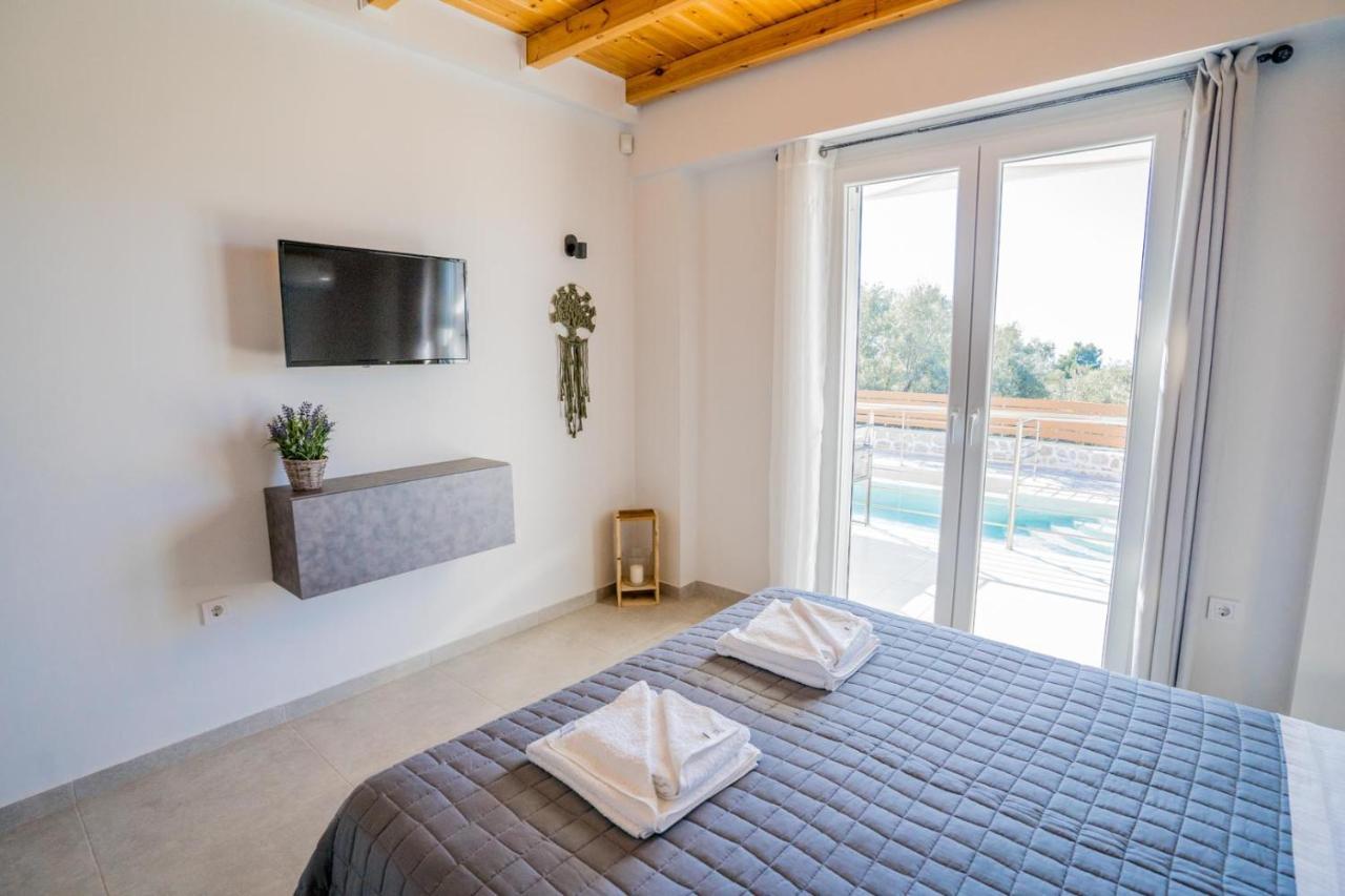 Elianthos Luxury Villa Tsoukaladhes