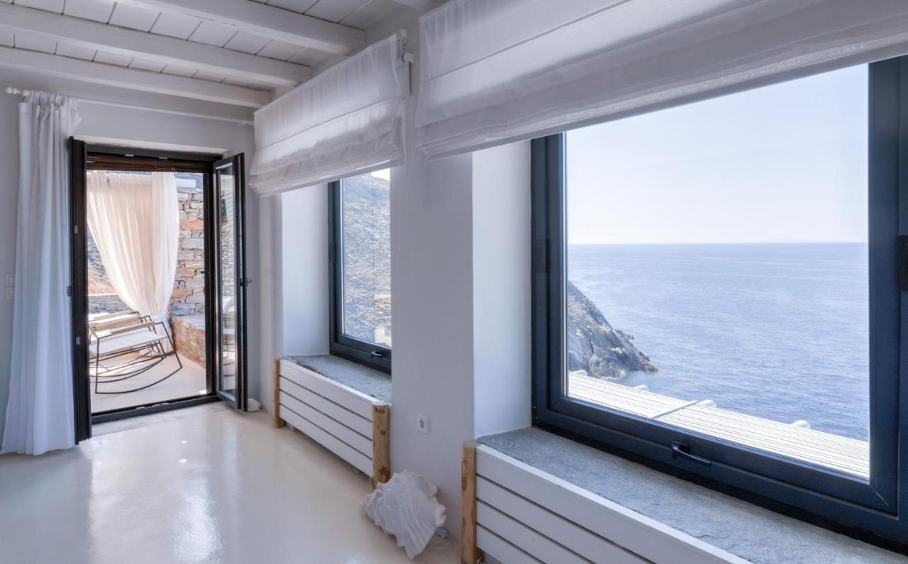 Waterfront With A Swimming Pool, Sea View And Direct Access To The Sea Villa *