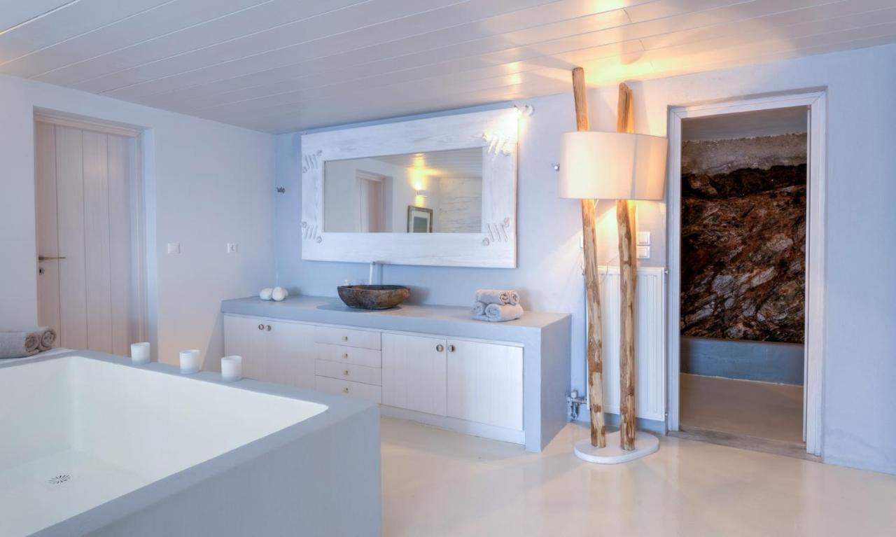 Villa Waterfront With A Swimming Pool, Sea View And Direct Access To The Sea Melissaki