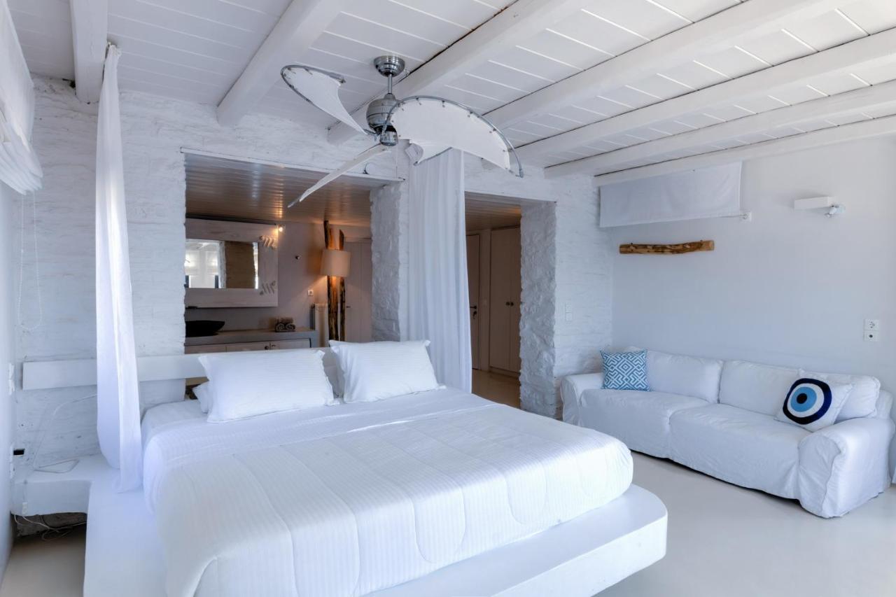 Villa Waterfront With A Swimming Pool, Sea View And Direct Access To The Sea