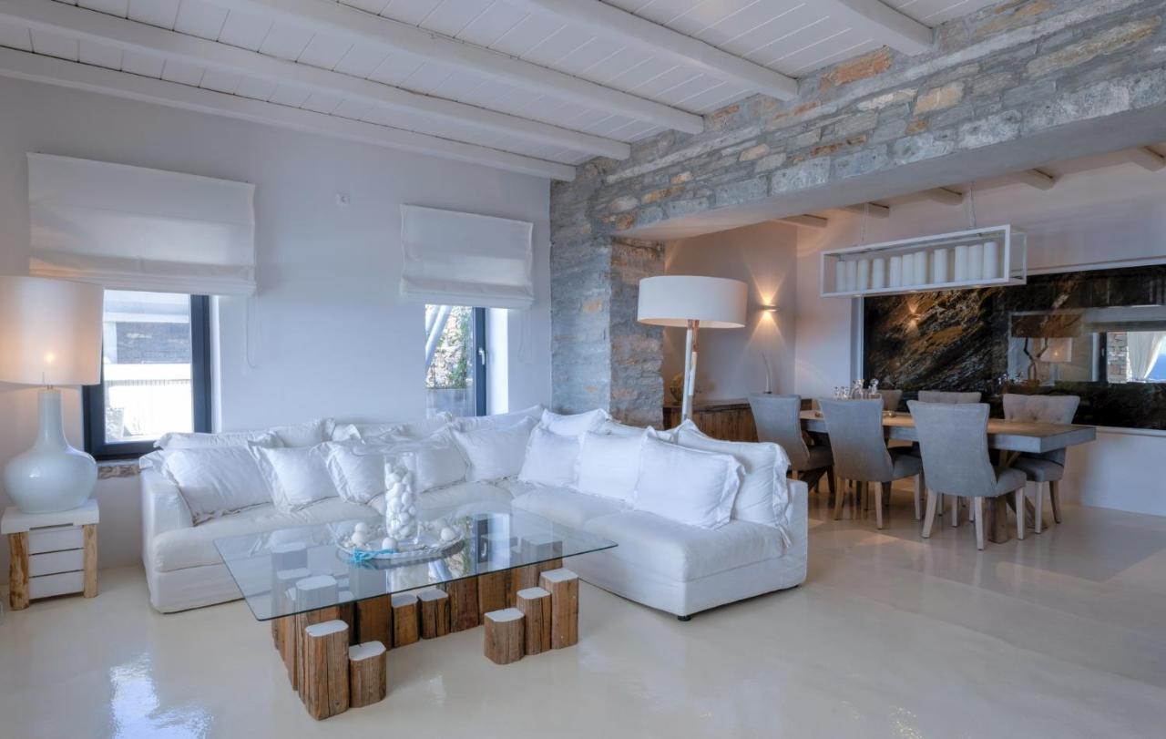 Waterfront With A Swimming Pool, Sea View And Direct Access To The Sea Villa