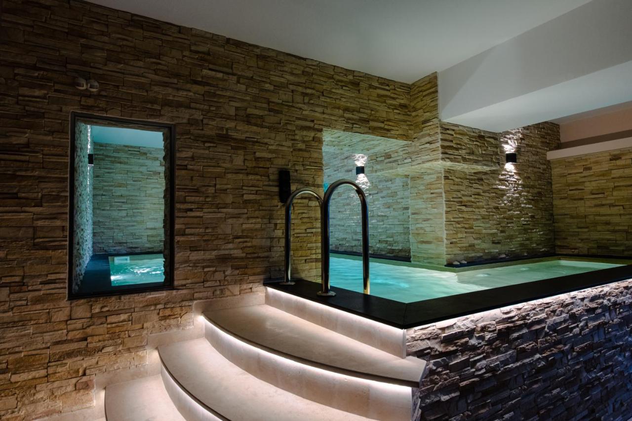 Villa Mairi - 2 Private Pools & Game Near Athens Salamis