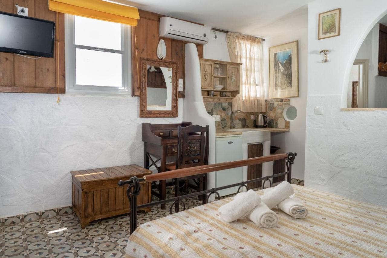 Alexandros By The - Serifos Guest house