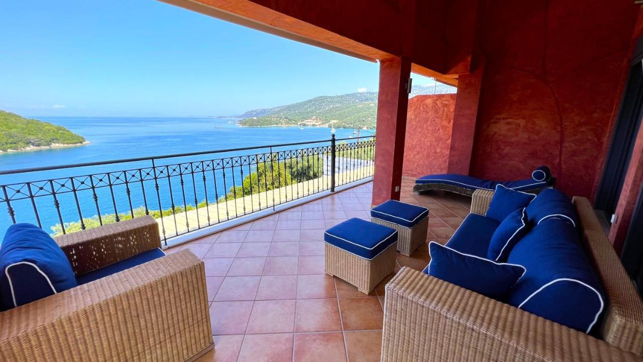 Villa Azure & *