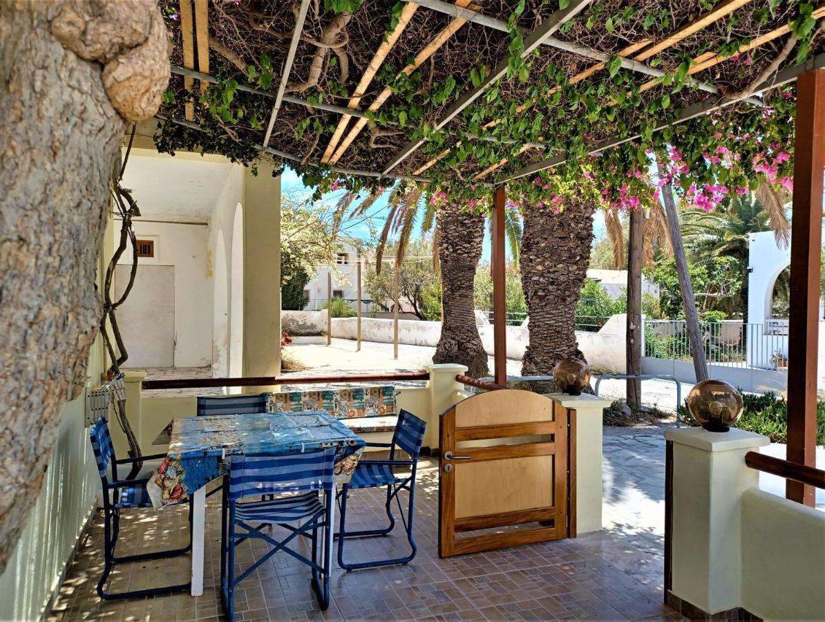 Evelina Pension: Diverse Near Black * Perissa (Santorini)