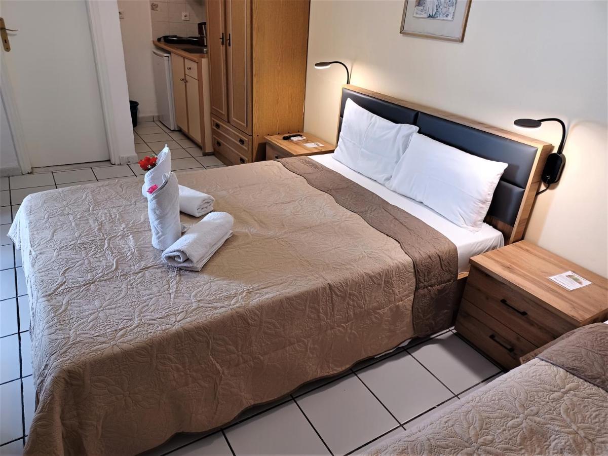 Evelina Pension: Diverse Near Black Perissa (Santorini)