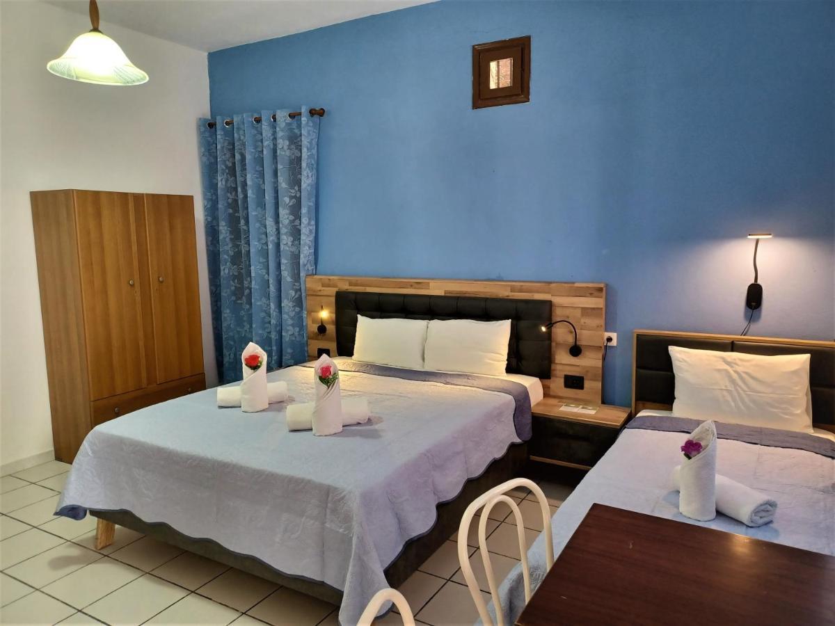 Evelina Pension: Diverse Near Black Guest house