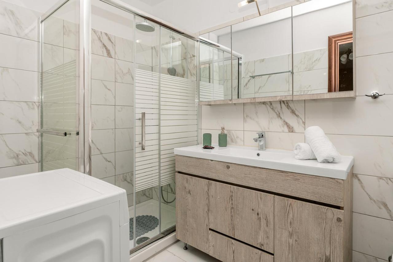 Apartment Lakis *