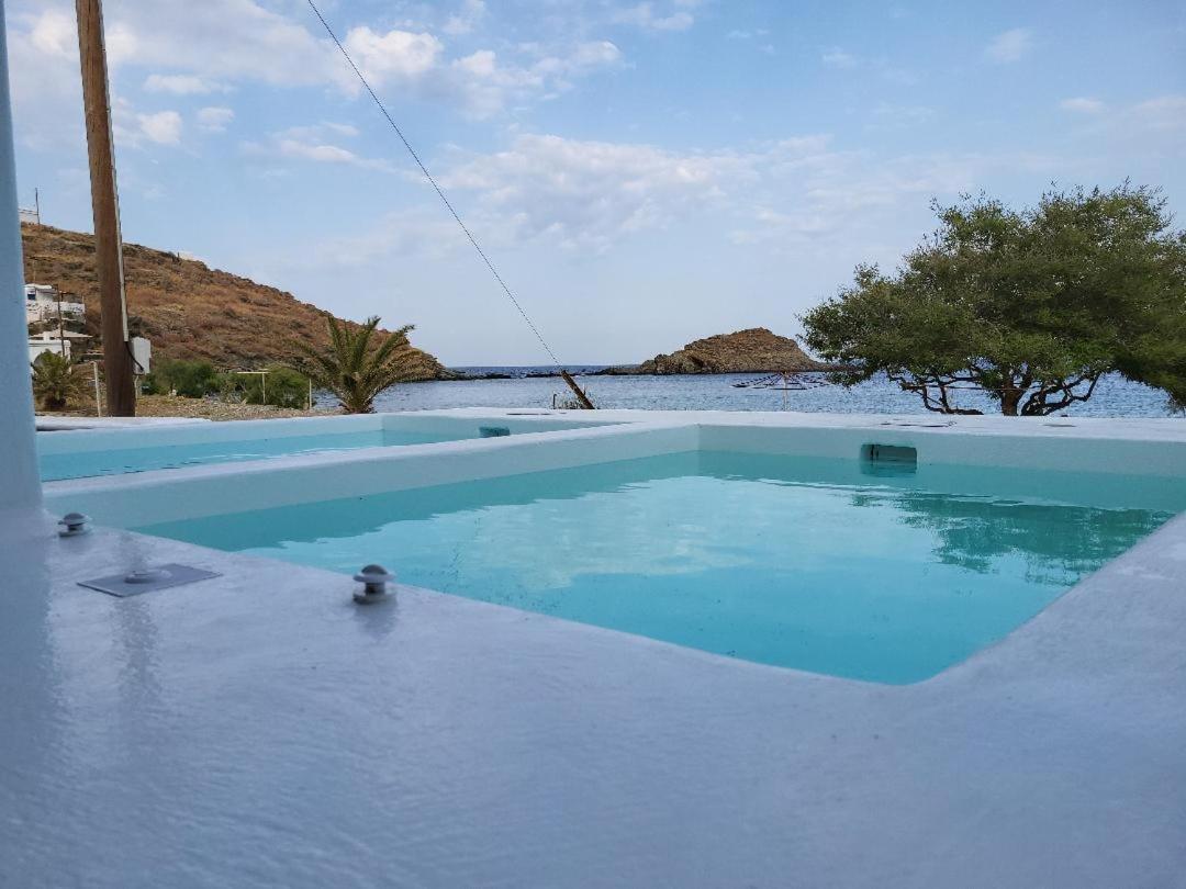 Lareroom 3 σπίτι μπροστά στη παραλία με μικρή πισίνα Holiday home Kythnos