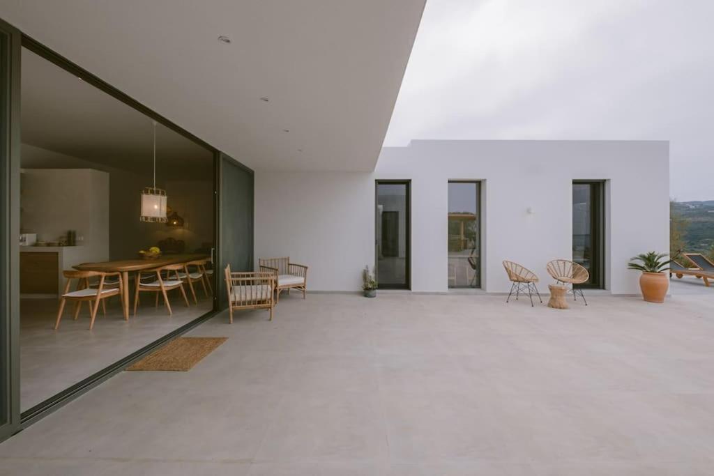 Lemon Hill / Landmark Hosting Finikounta