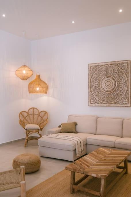 Lemon Hill / Landmark Hosting * Finikounta