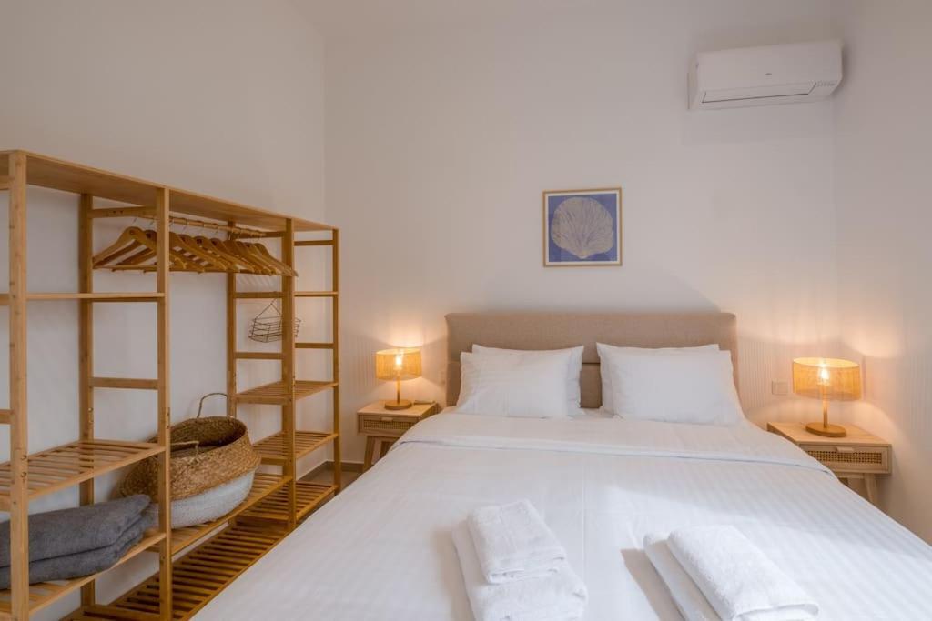 Lemon Hill / Landmark Hosting Finikounta