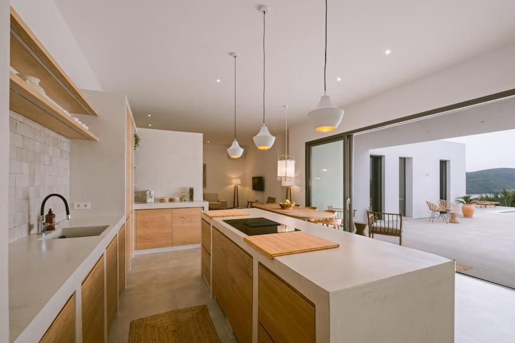 Lemon Hill / Landmark Hosting Villa Finikounta