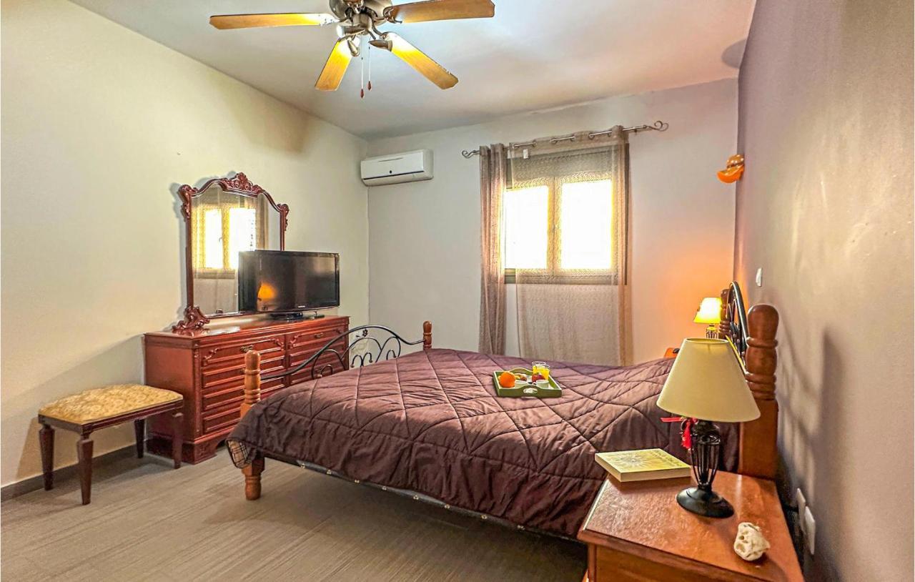 4 Bedroom Lovely In Holiday home *
