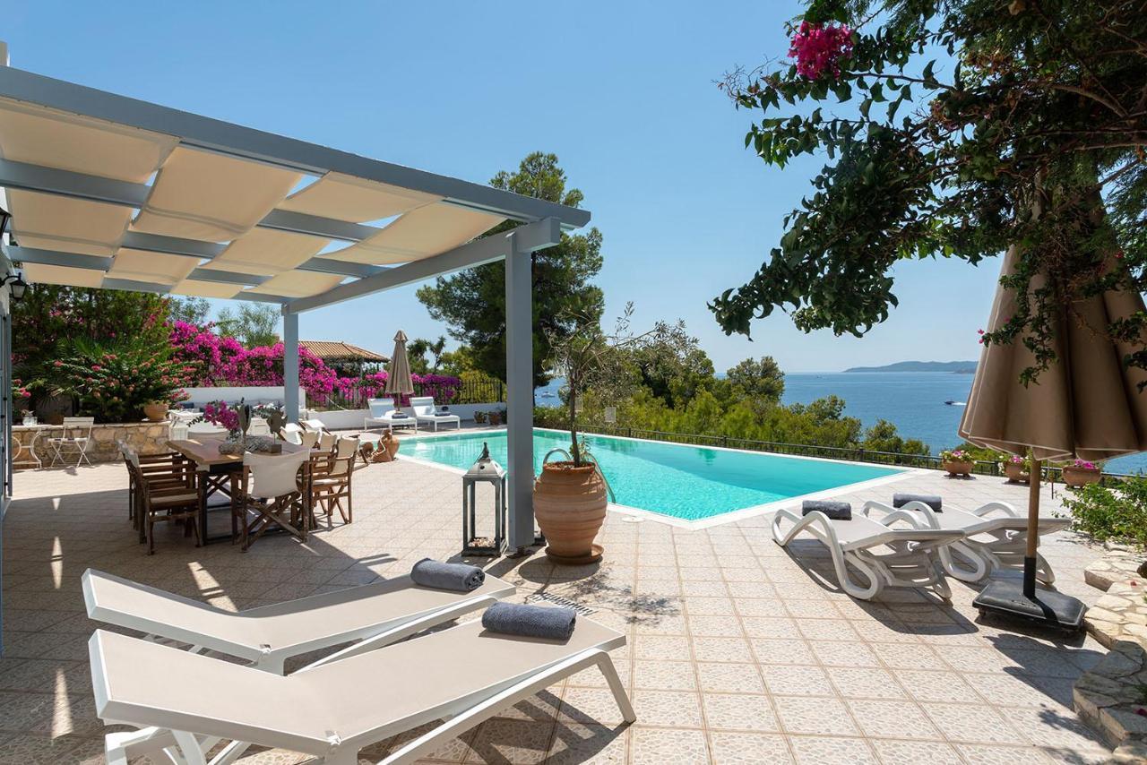 Beachfront Coco Villa Vergaiika