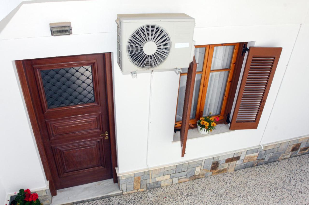 Anna's House Glossa