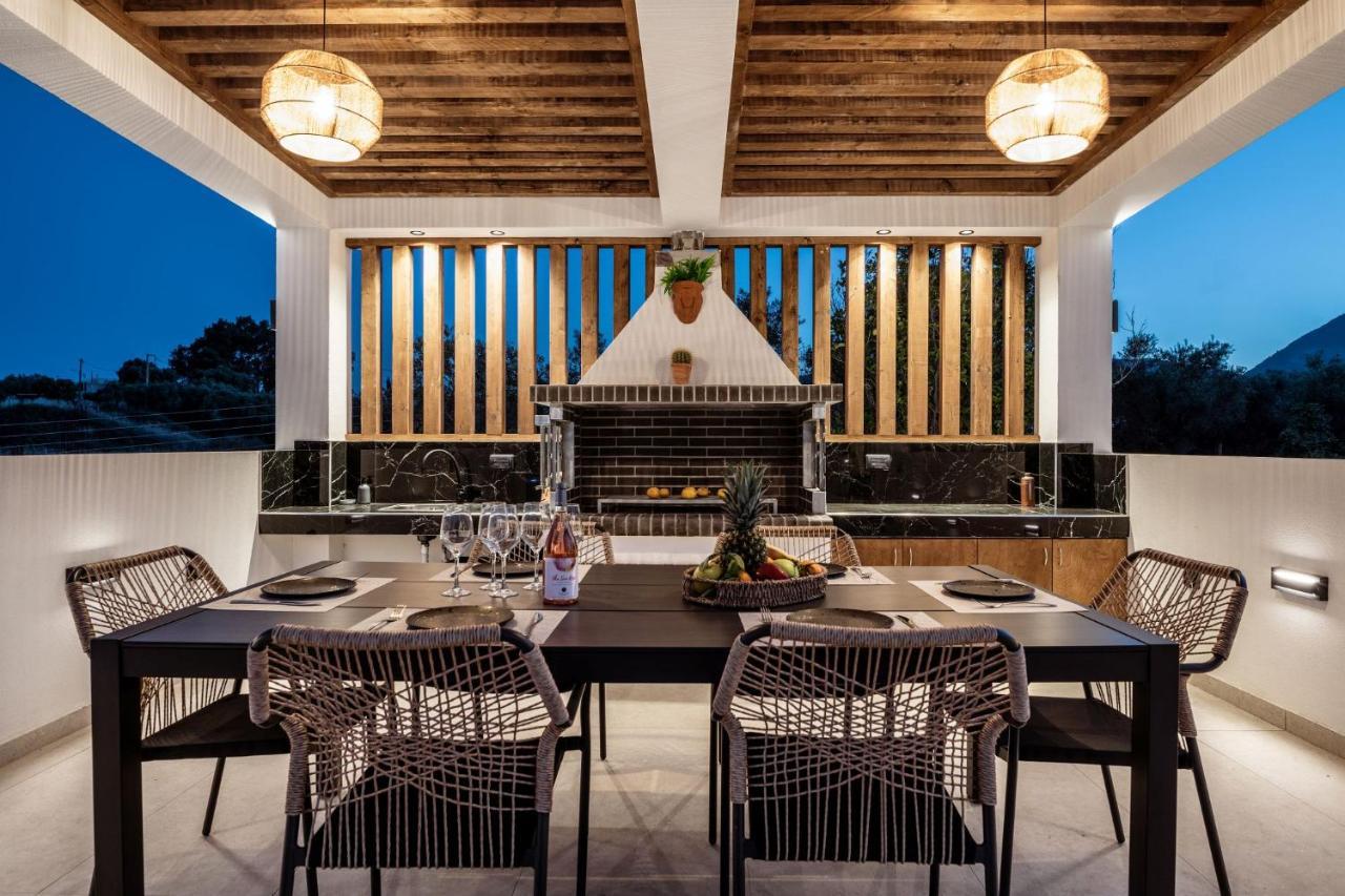 Roselia - Luxury Escape With Magnificent Views, By Zantewize Villa