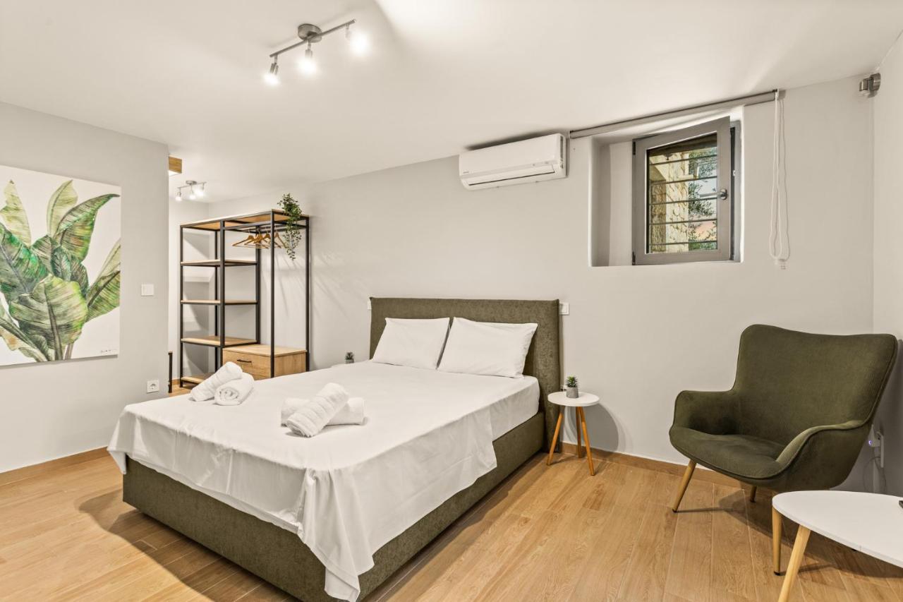 Elia Apartment *