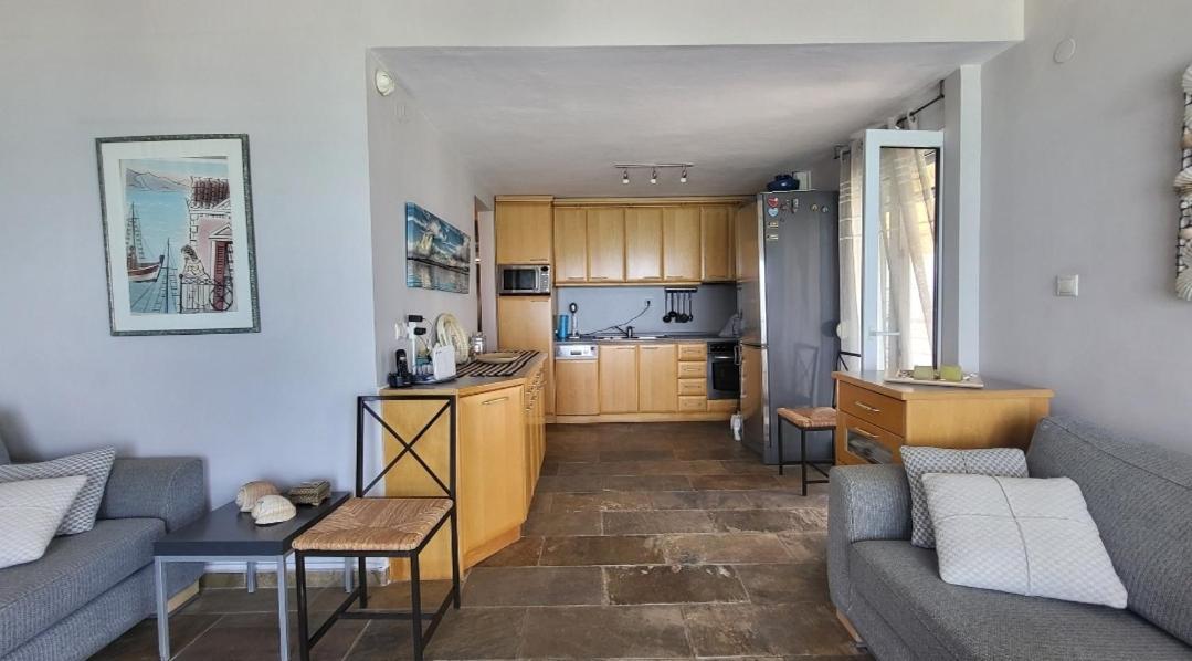 Evita Maisonette, Elegant Beachfront Apt, Apartment