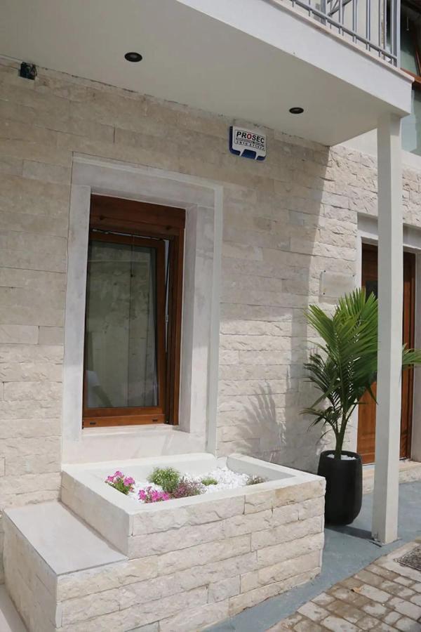 Elvira Luxury *