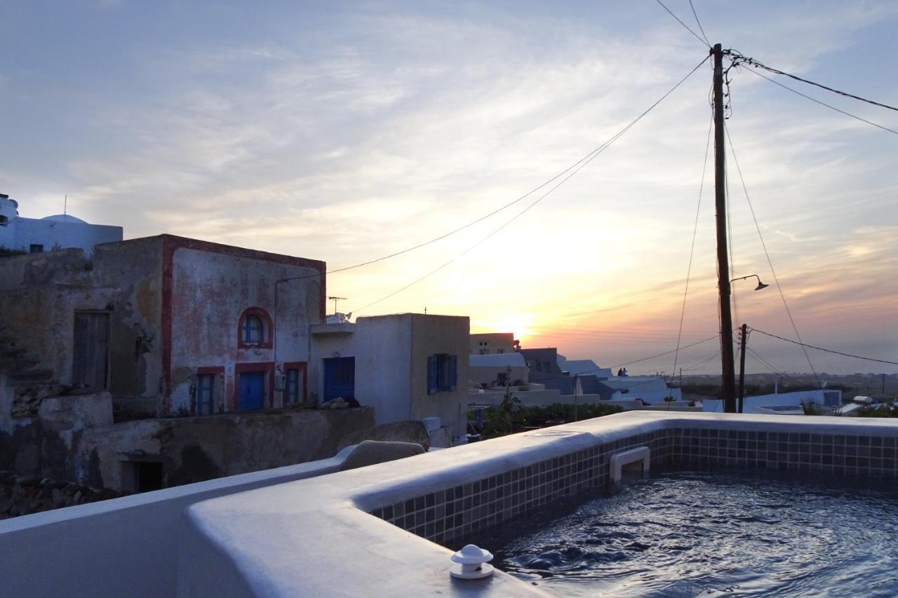 Cycladic House In Finikia Oia (Santorini)